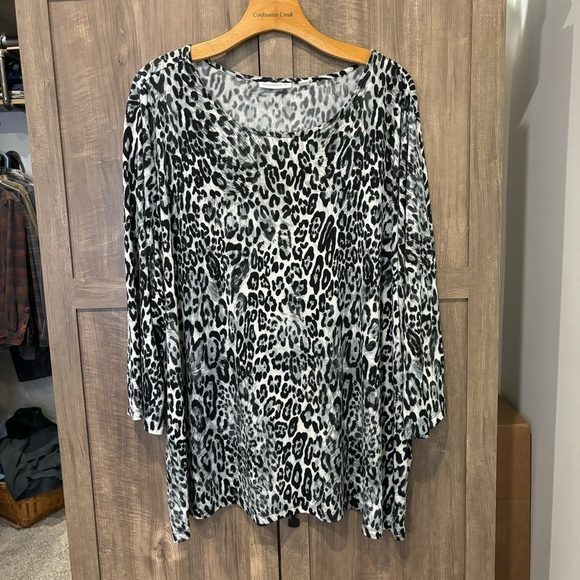 Susan Graver Tops - Susan Graver 3X Top liquid knit animal print black white